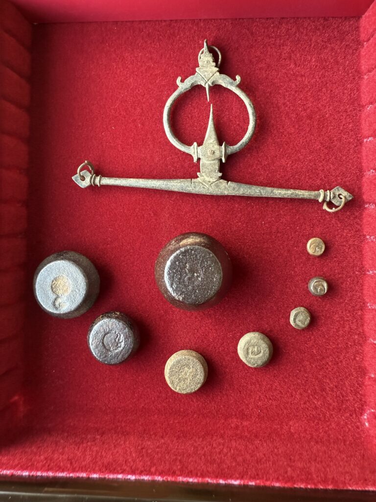 Weights and scale from the Srivijaya empire